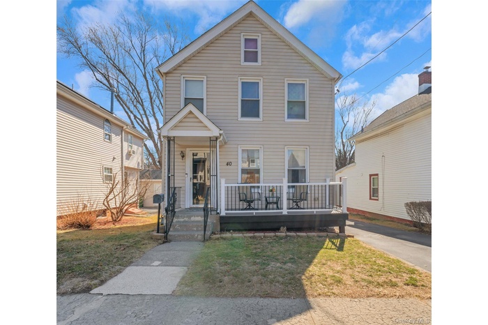 View of front of property featuring a front yard