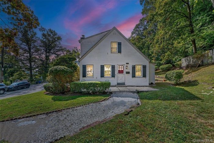 View of front of home and front yard