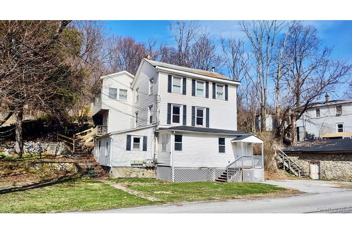 View of front of house featuring a front yard