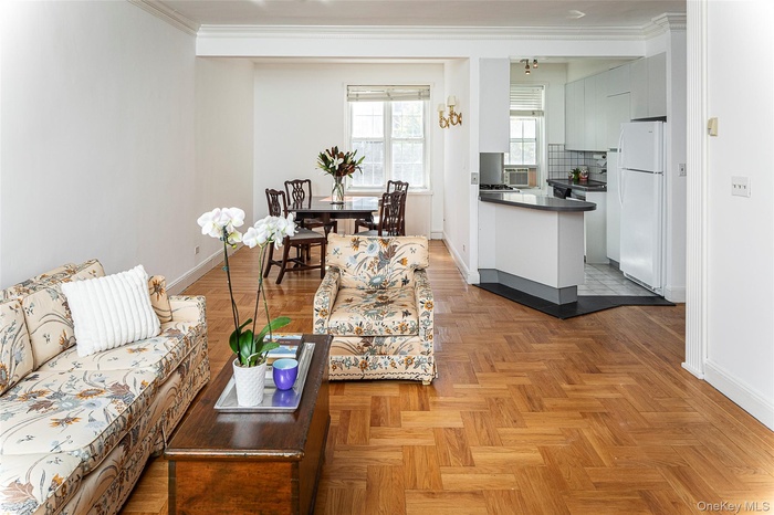 Welcome to 3 MG 3K, bright and sunny open plan living at its best!