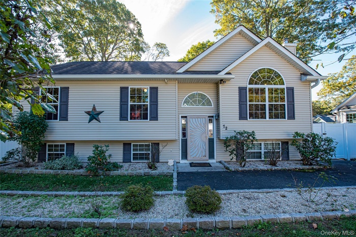 72 Clinton Ave, Mastic