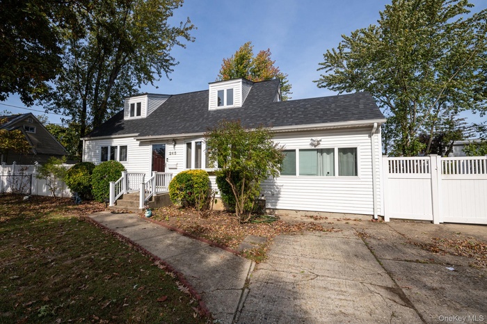 Cape cod house with a shingled roof