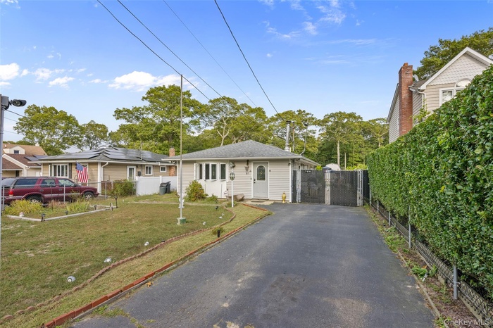View of front facade featuring driveway