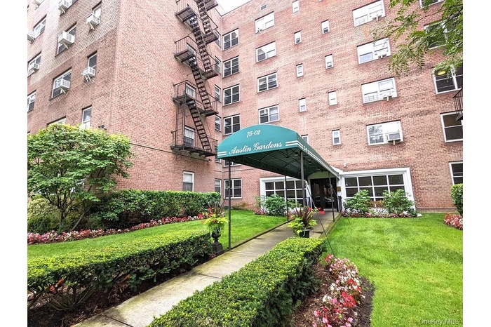 View of apartment building / complex