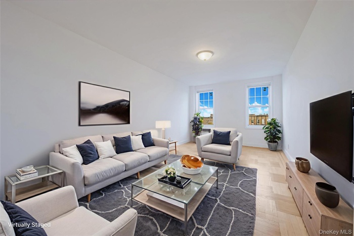 Virtual StagingLiving room with baseboardshardwood floors