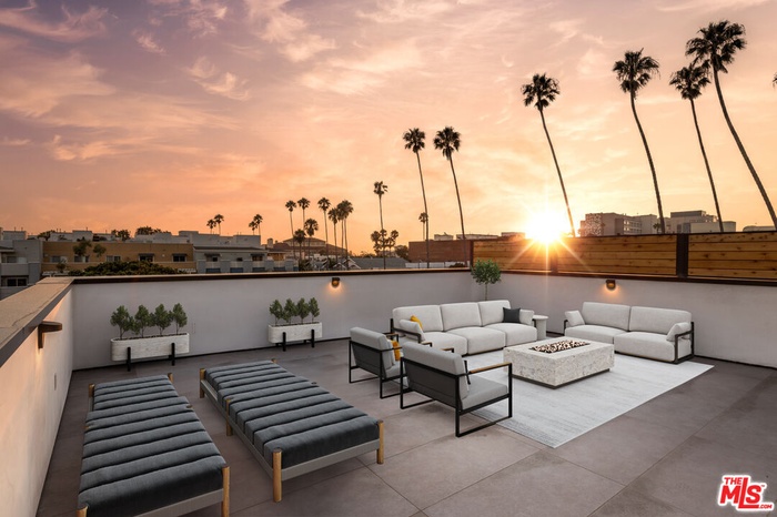 Rooftop deck