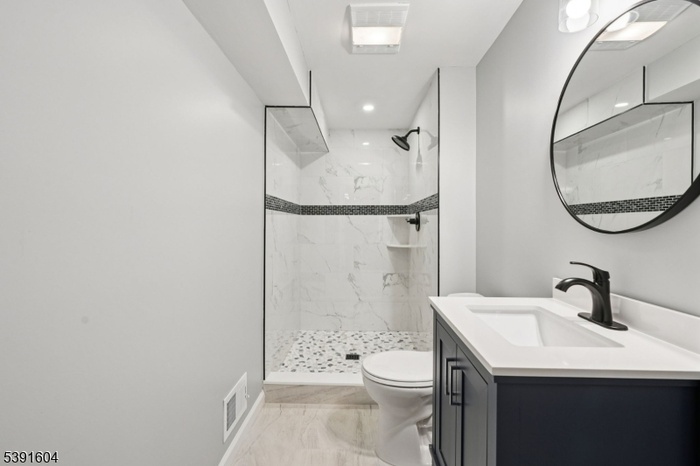 Lower level full bath