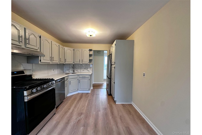 Welcome to the top floor unit of 25 Acacia Terrace