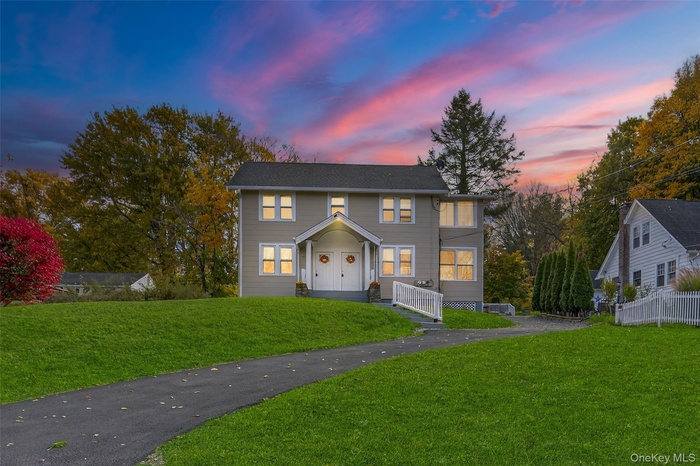 View of front facade with a front yard