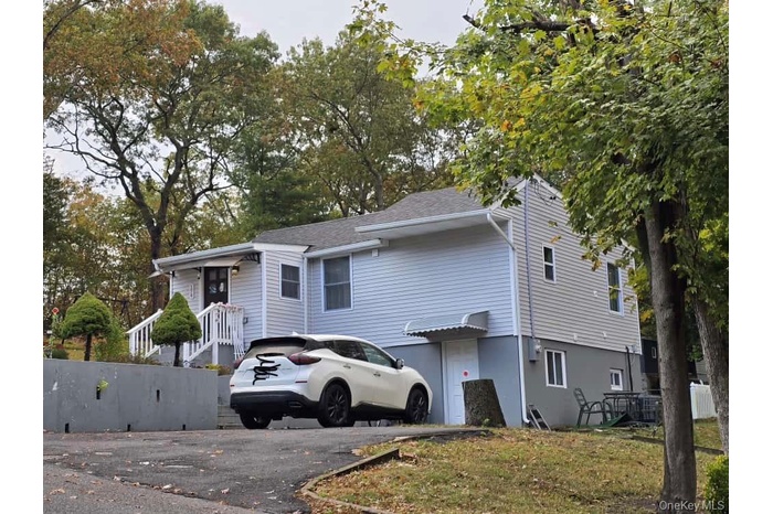 View of front facade featuring driveway