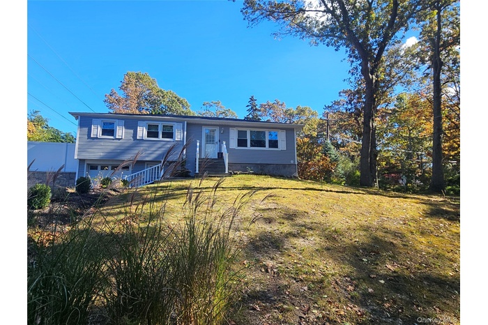 View of front facade with a front lawn