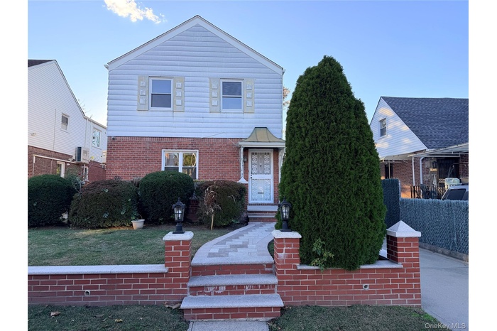 View of front facade with a front lawn