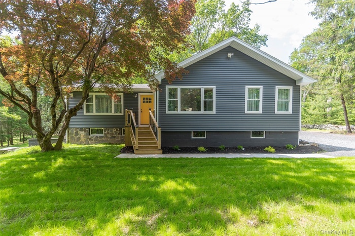 View of front of property featuring a front yard