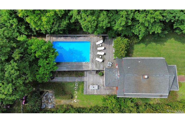 Aerial view of property's location featuring a pool area