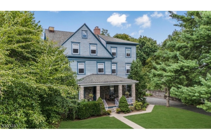 Front View of Home (2 of 4)