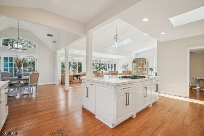 Gourmet Eat-in Kitchen