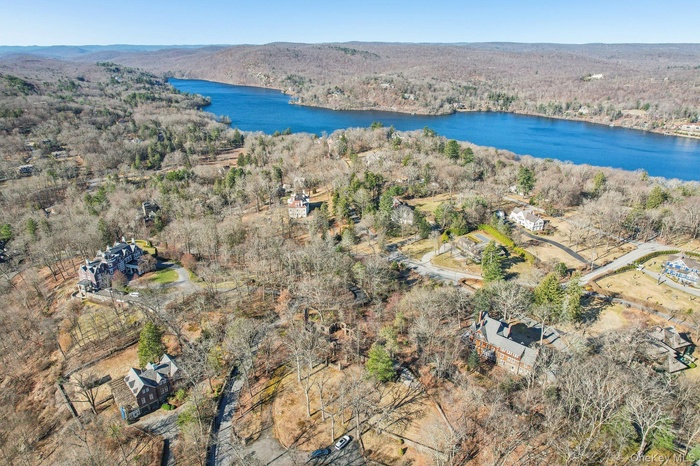 Aerial view of property's location featuring a heavily wooded area