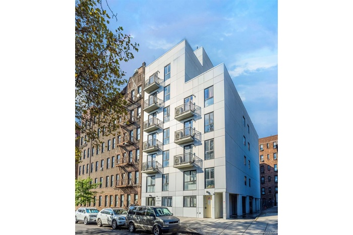 View of apartment building / complex