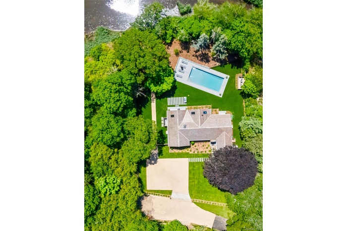 Bird's eye view of a pool area