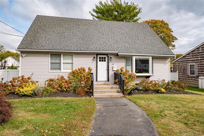 Cape cod home featuring a shingled roof