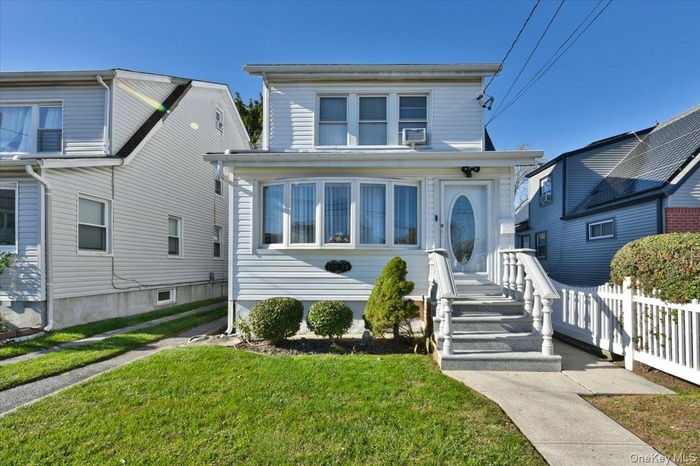 View of american foursquare style home