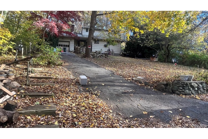 View of front of house with driveway