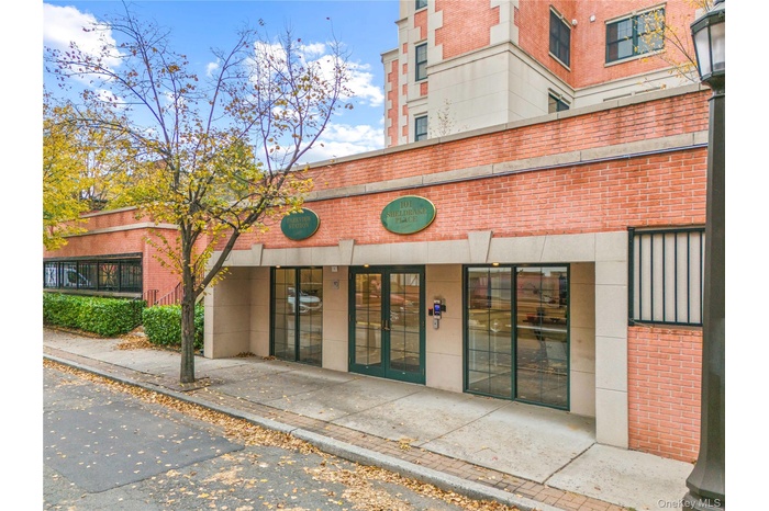 Welcome to 101 Sheldrake Place in Mamaroneck, New Yorki.