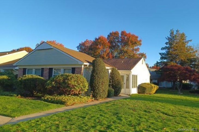 View of front facade featuring a front yard