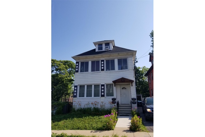 View of american foursquare style home