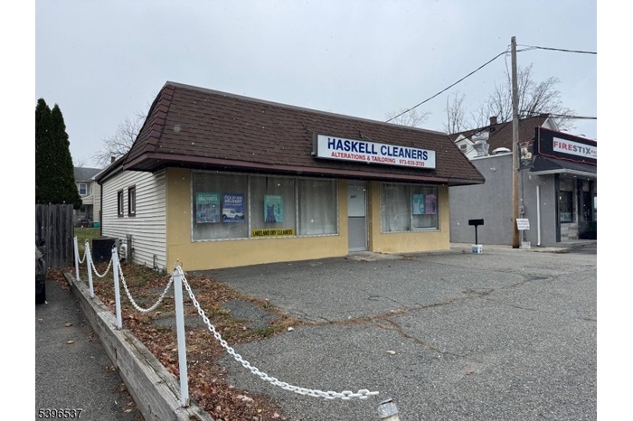 Free-standing building