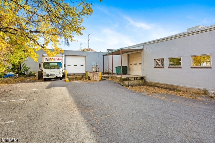 2 DOCKS W/ OFF-STREET LOADING