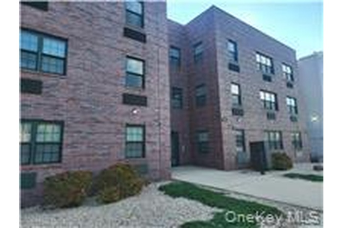 View of apartment building / complex