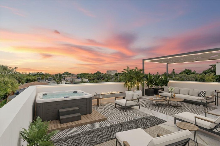GORGEOUS EXCLUSIVE MASSIVE ROOFTOP TO ENJOY SUNRISE & SUNSETS. PERFECT FOR ENTERTAINING!
