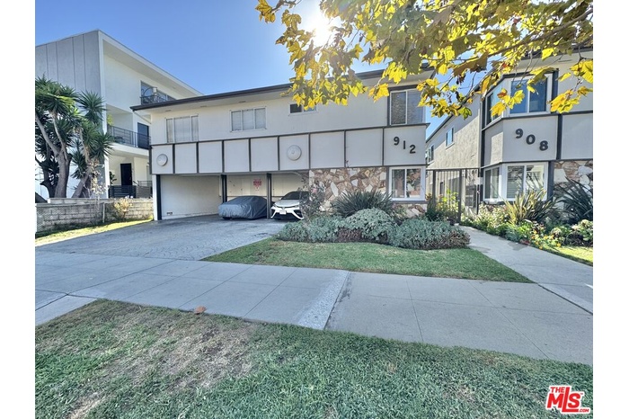 Front of 912 building