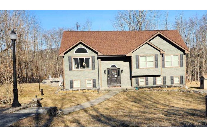 Raised ranch with a front lawn