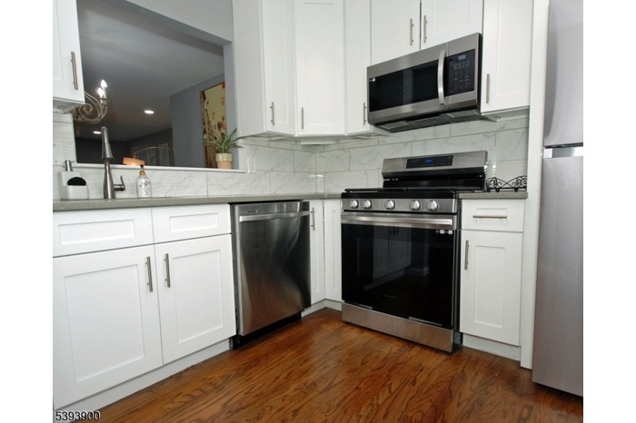 Kitchen w Pass-Through