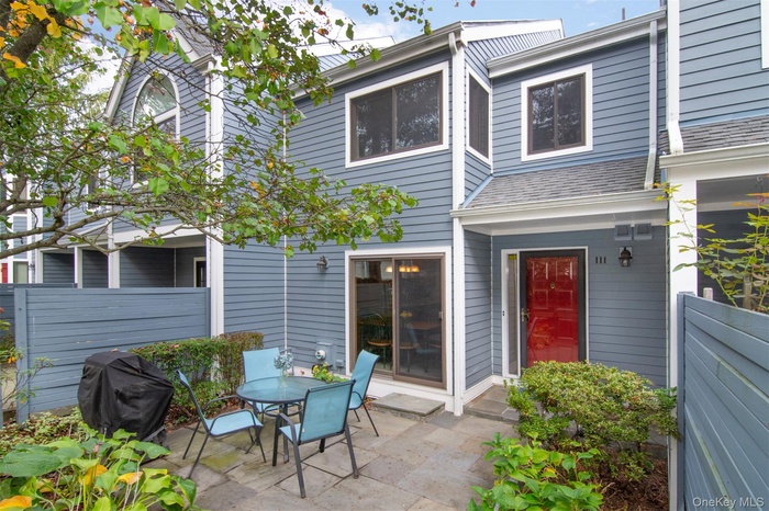 Front courtyard/patio