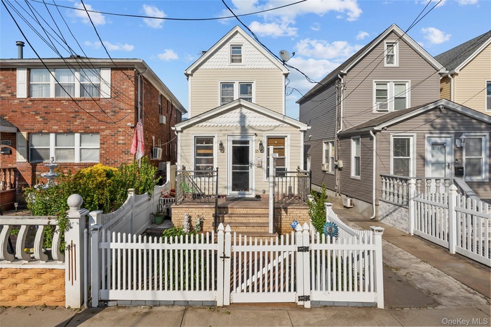 View of front of house featuring a gate and a fenced front yard