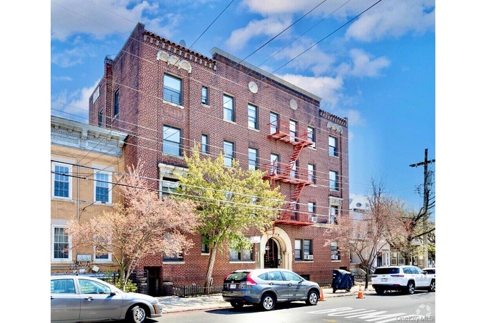 View of apartment building / complex