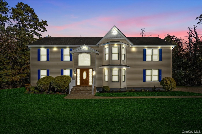 View of front of property featuring a front lawn