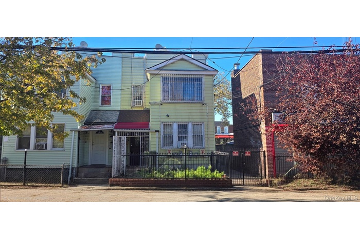 View of front of house featuring a fenced front yard