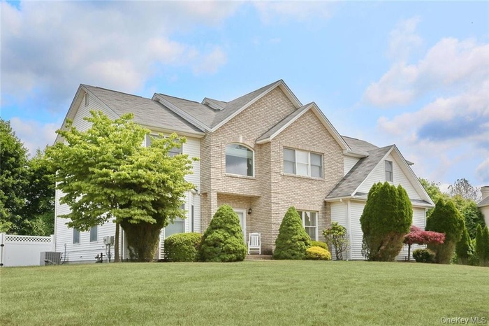 View of front of property featuring a front yard
