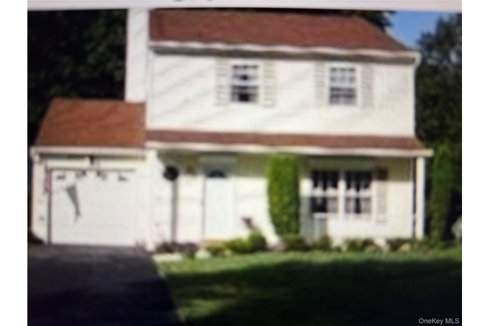 View of front facade featuring a front yard