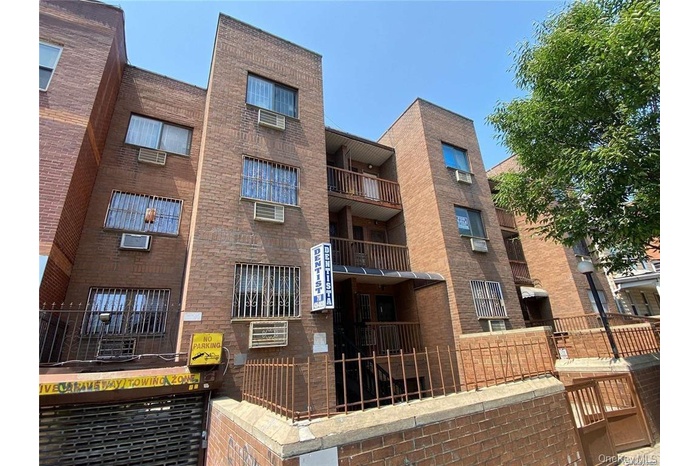 View of apartment building / complex
