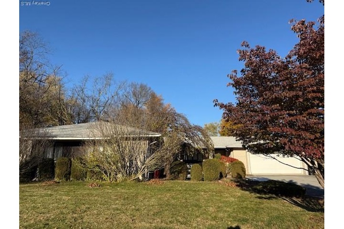 View of front of house featuring a front lawn
