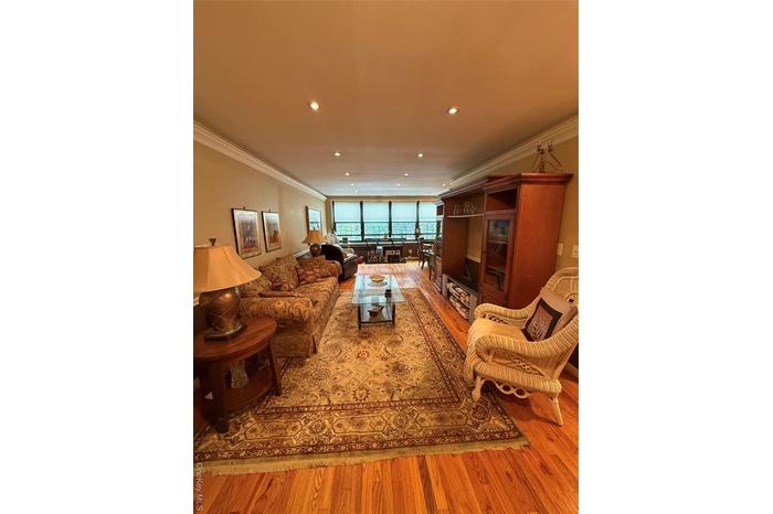 Living area featuring crown molding, recessed lighting, and light wood finished floors