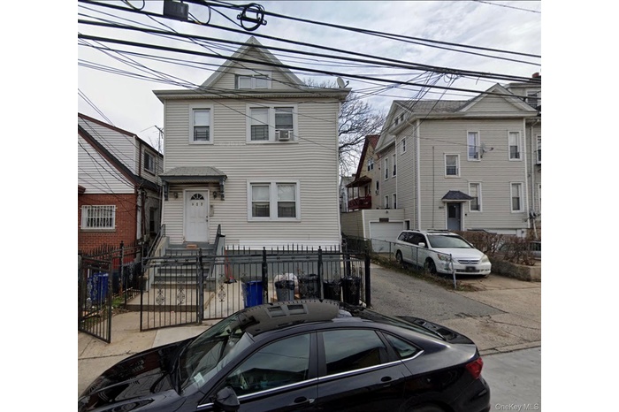 View of front of home featuring a fenced front yard