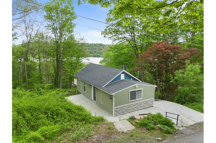 Welcome to Putnam Lake and this charming renovated cottage