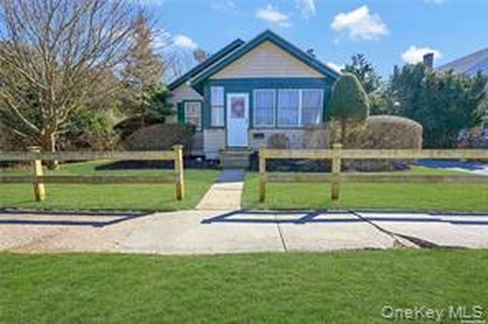 View of front of house with a front lawn