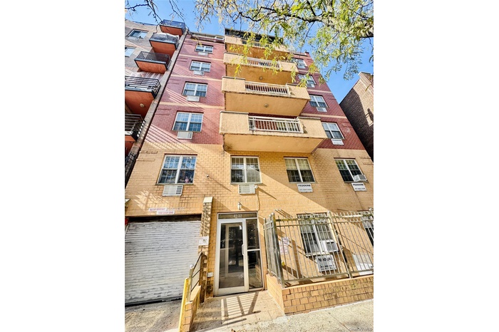 View of apartment building / complex